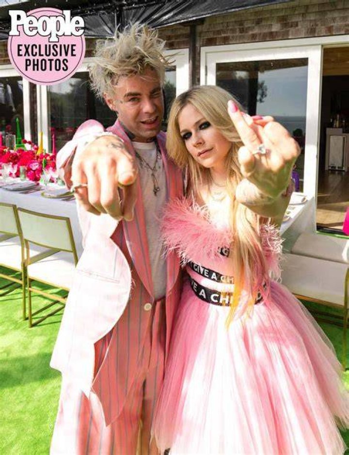 Avril Lavigne and Mod Sun Kiss on the 2022 Grammys Red Carpet