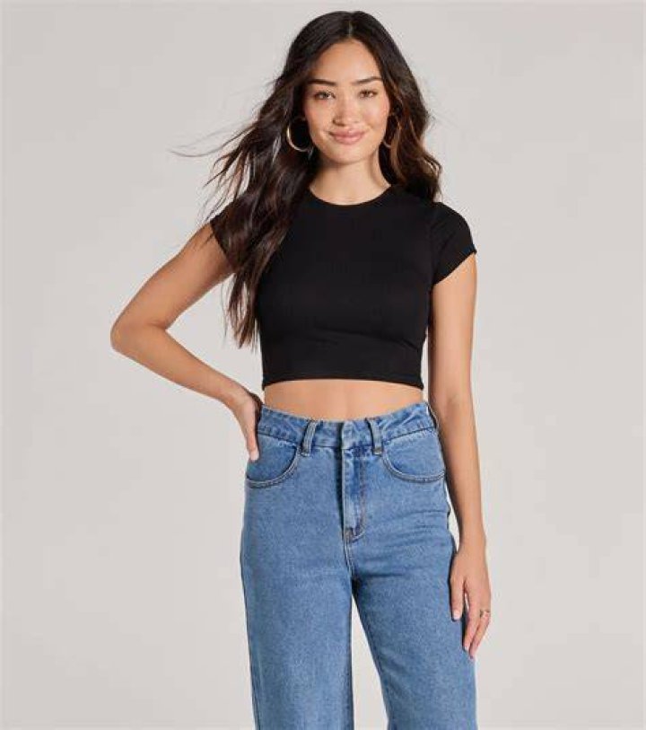 black crop tops Wear crop top, Top outfits, Boyfriend jeans