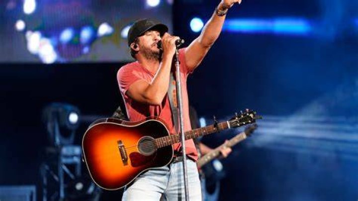 Luke Bryan's goal on tour 'Sing good and make the folks happy'
